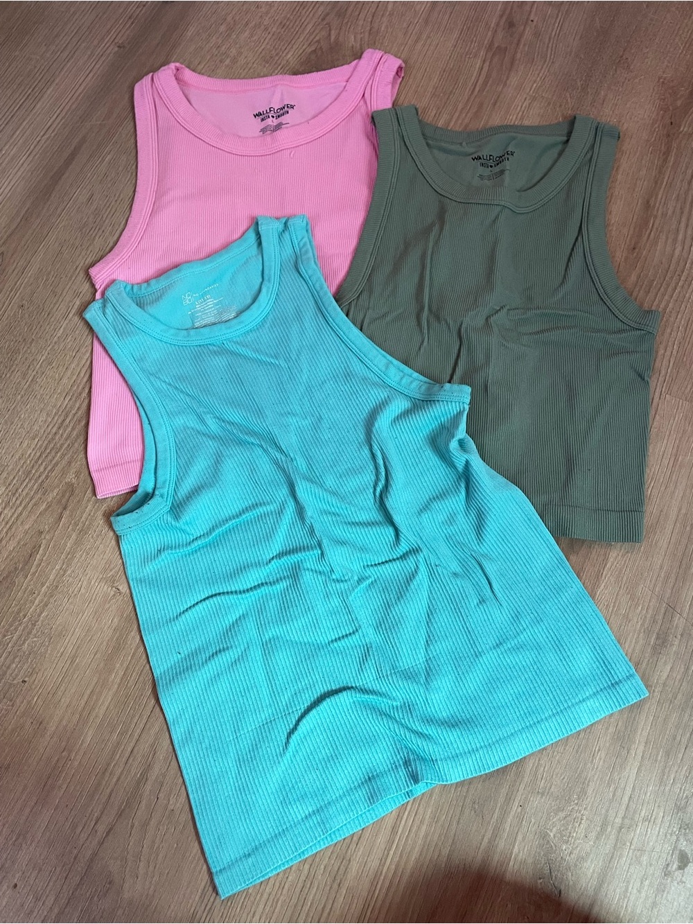 🐱 Bundle of 3 Size Large Tanktops